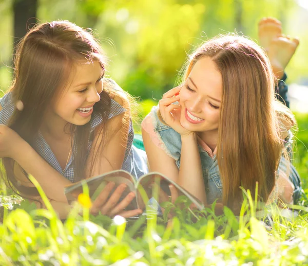 Tiener meisjes schoonheid tijdschrift lezen — Stockfoto