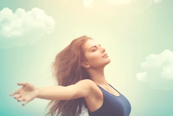 Femme sur le ciel et le soleil — Photo