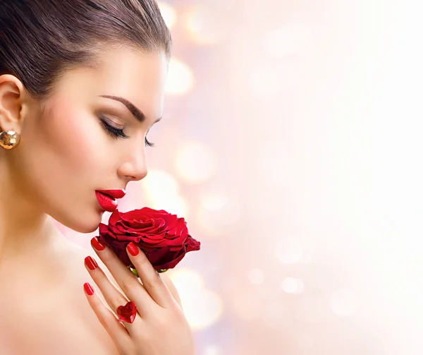 Chica cara retrato con rosa roja — Foto de Stock