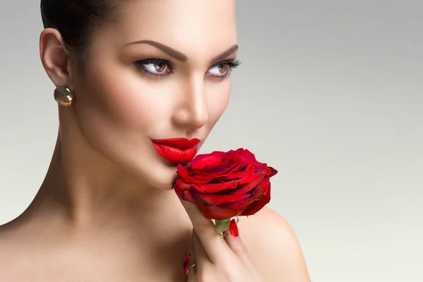 Model dívka s červenou růží — Stock fotografie