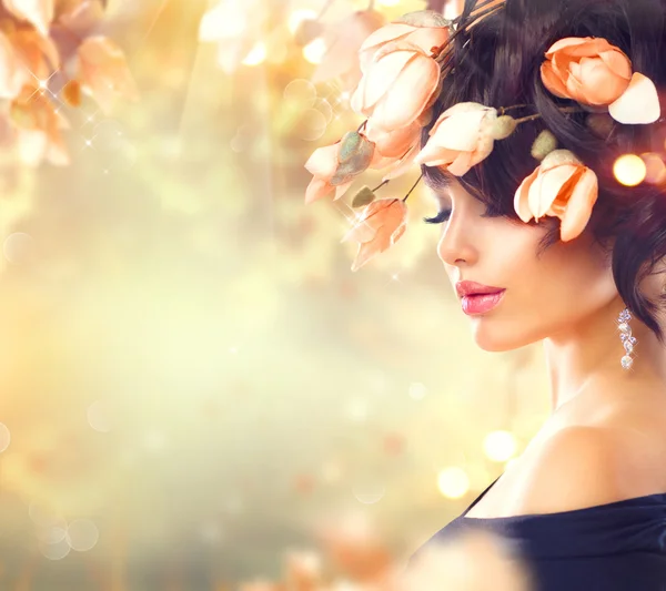 Våren kvinna med magnolia blommor — Stockfoto