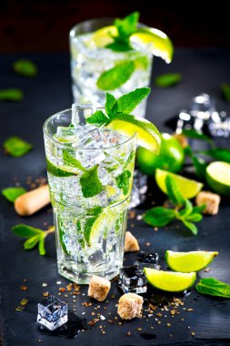 Mojito kokteyller bir tablo. 