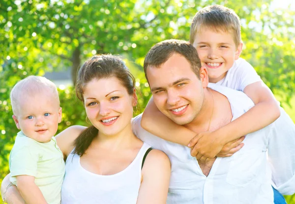 Glückliche junge Familie mit zwei Kindern — Stockfoto