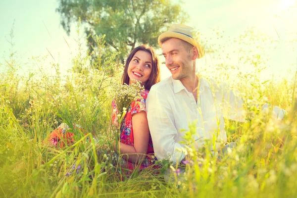 Casal desfrutando da natureza ao ar livre — Fotografia de Stock