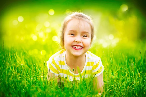 Bambina sdraiata sull'erba verde — Foto Stock