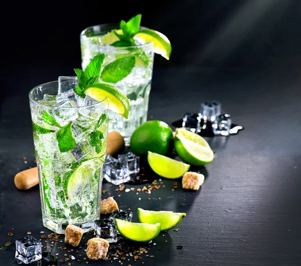 Mojito cocktail op een tafel. — Stockfoto