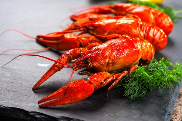 Red boiled crayfish with lemon — Stock Photo, Image