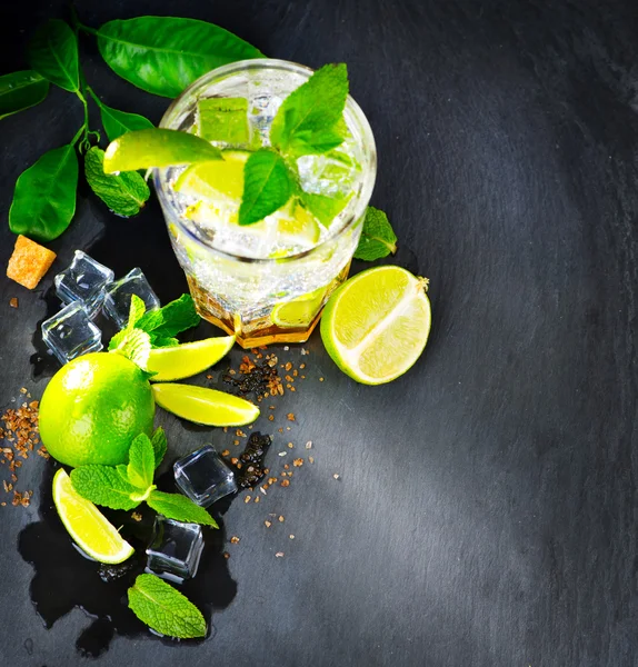 Mojito cocktail op een tafel. — Stockfoto