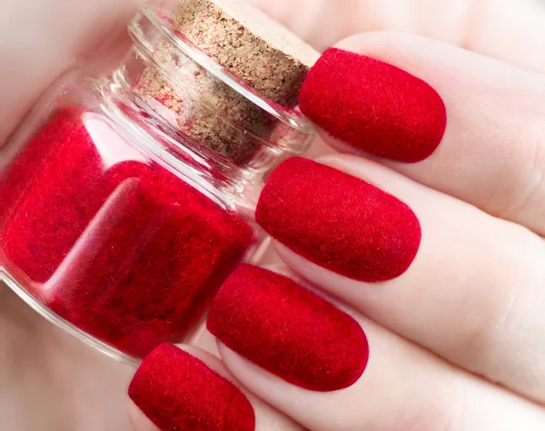 Модный красный пушистый дизайн ногтей — стоковое фото