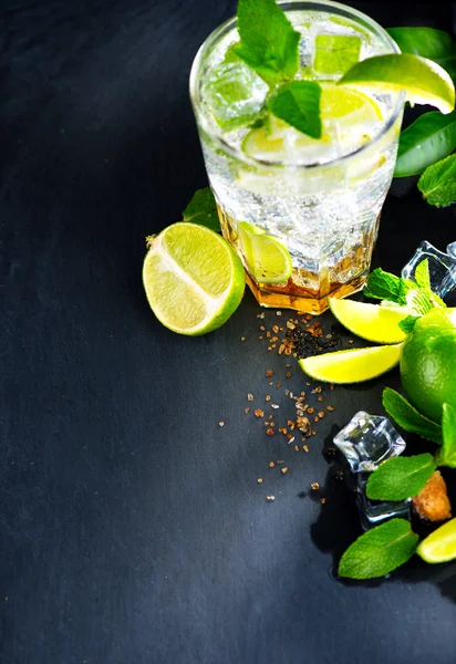 Mojito cocktail op een tafel. — Stockfoto
