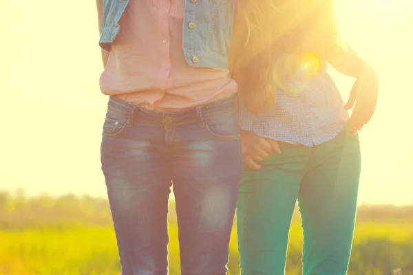 Meninas adolescentes felizes em roupas casuais — Fotografia de Stock