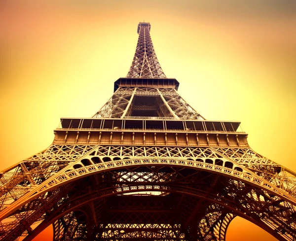 Eiffel Tower at sunrise close up — Stock Photo, Image