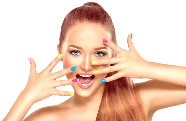 Bellezza ragazza con manicure colorata — Foto Stock