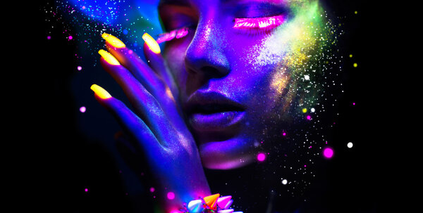 Модная женщина в неоновом свете
