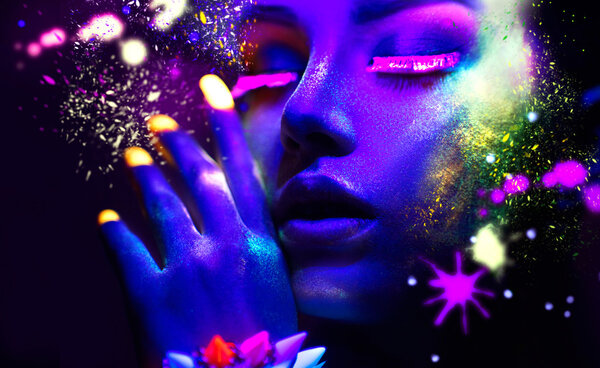 Модная женщина в неоновом свете
