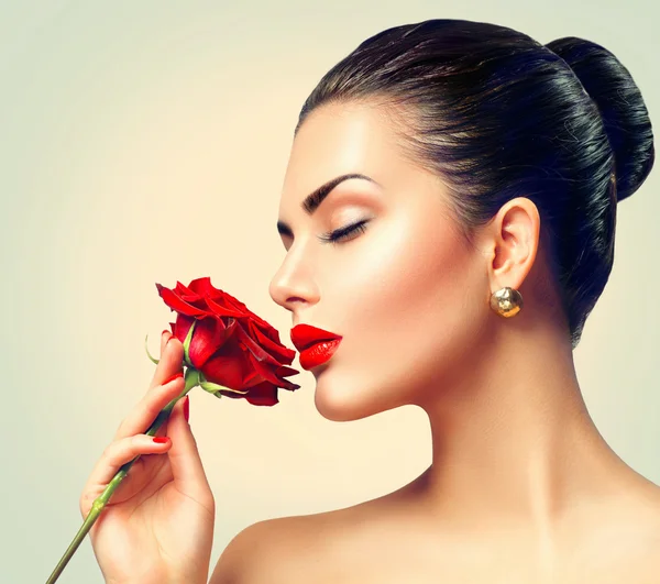 Meisje gezicht portret met rode roos — Stockfoto