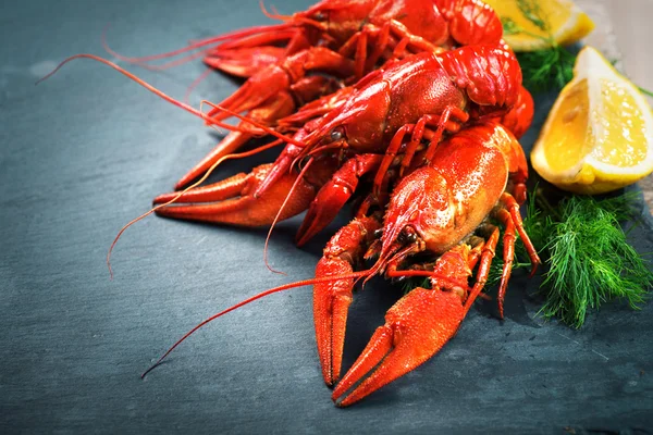 Crayfish cozido vermelho com limão Imagens Royalty-Free