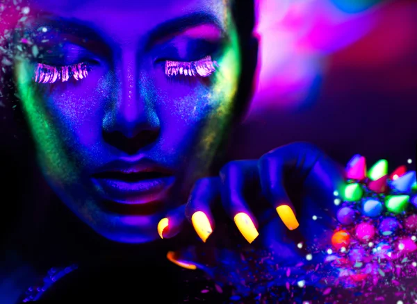 Mulher de moda em luz de néon — Fotografia de Stock