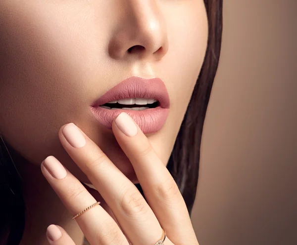 Kadının şehvetli dudakları mükemmel — Stok fotoğraf