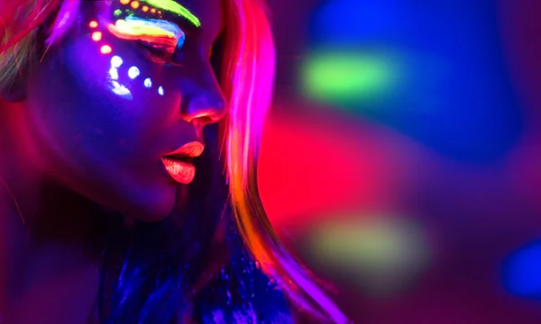 Kobieta moda model w neon light — Zdjęcie stockowe