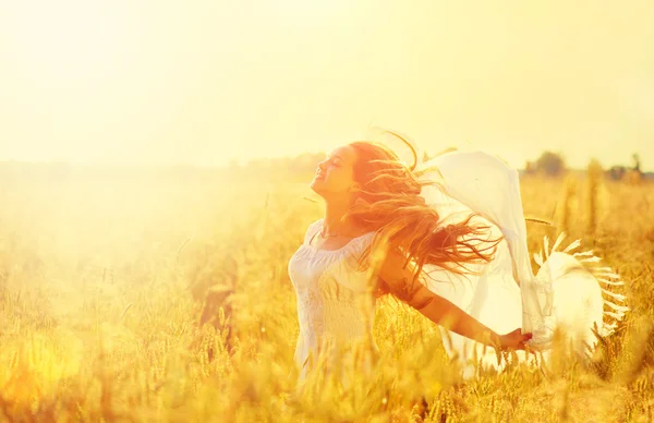 Girl in field — Stock Photo, Image