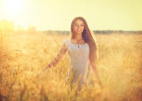 Meisje in veld — Stockfoto