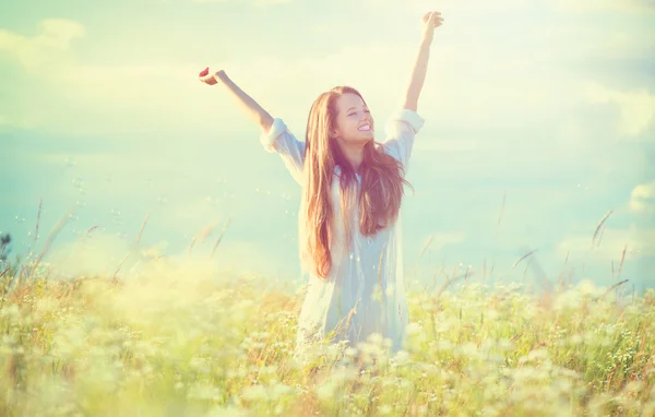 Chica disfrutando de la naturaleza — Foto de Stock