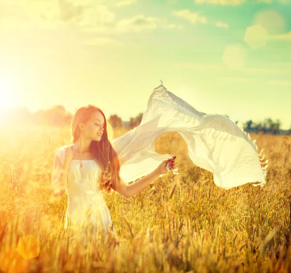 Girl  in field — Stock Photo, Image