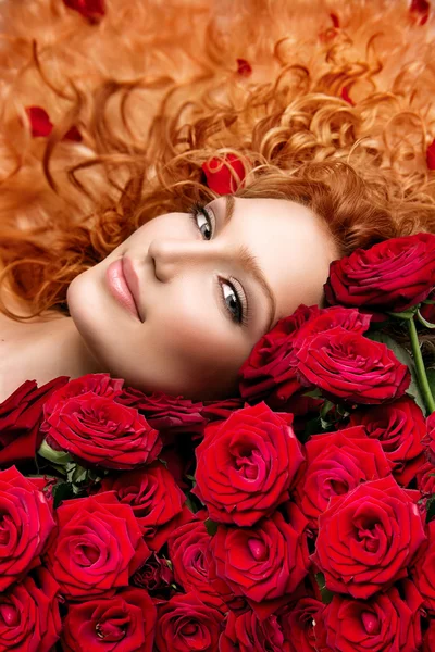 Девушка с красными розами — стоковое фото