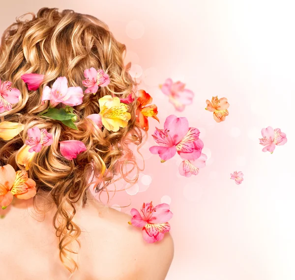 Haar versierd met bloemen — Stockfoto