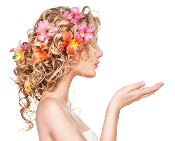 Chica con flores peinado — Foto de Stock