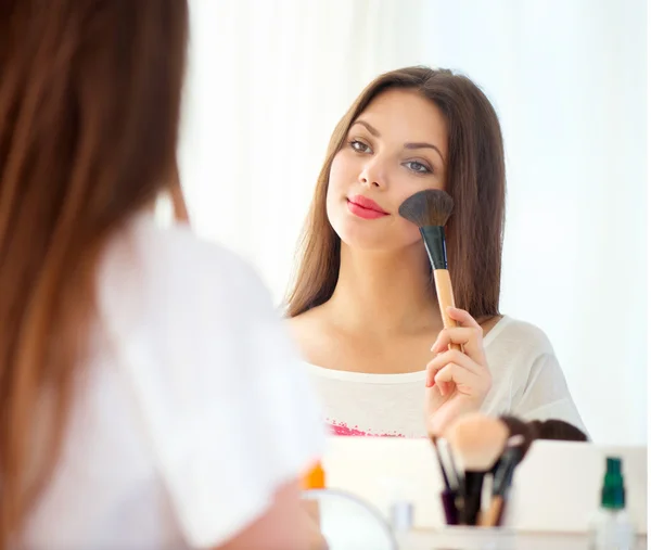 Girl applying makeup — Stock Photo, Image