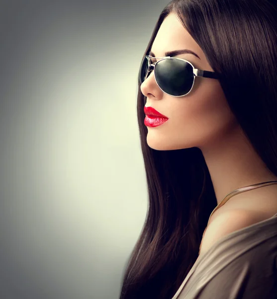 Güneş gözlüğü takan kız — Stok fotoğraf
