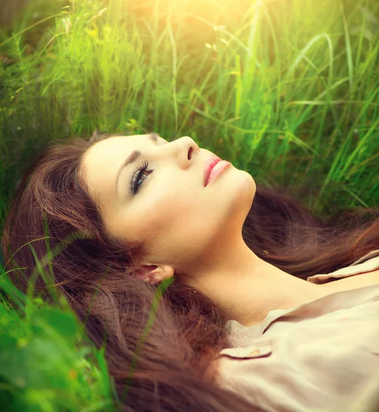 Kvinna liggande på fältet — Stockfoto
