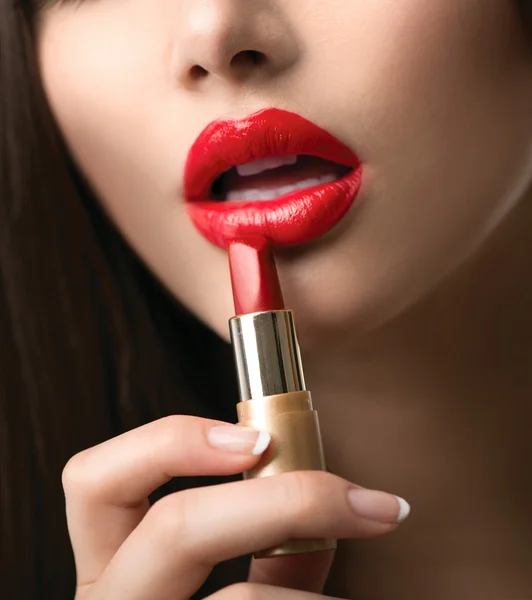 Meisje lippenstift toepassen — Stockfoto