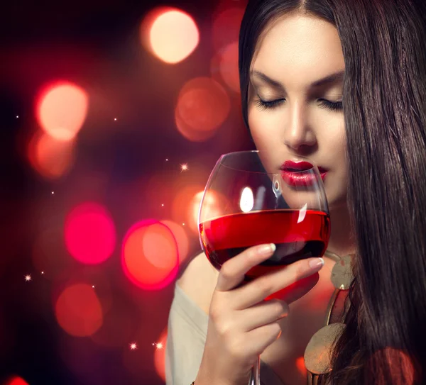 Mulher bebendo vinho tinto — Fotografia de Stock