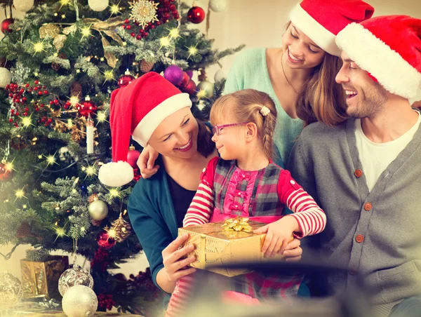 Familie viert Kerstmis — Stockfoto