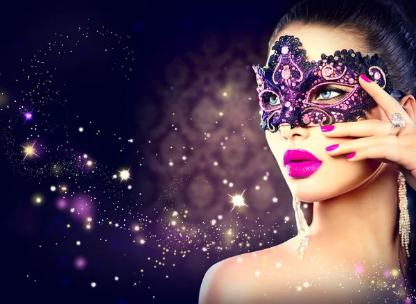 Sexy vrouw dragen carnaval masker — Stockfoto