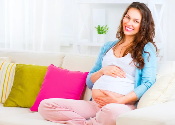 Mujer embarazada acariciando vientre —  Fotos de Stock