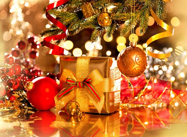 Árbol de Navidad con regalos. — Foto de Stock