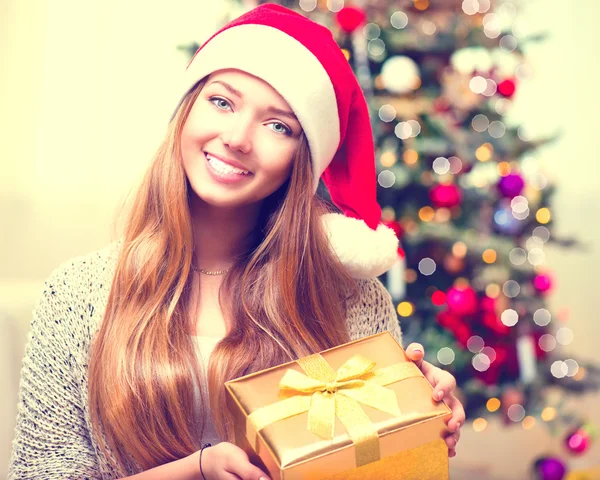 Fille avec boîte cadeau de Noël — Photo