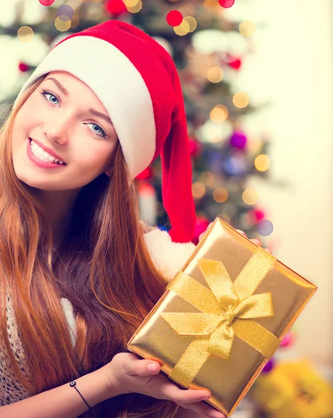 Dziewczyna z Boże Narodzenie podatek od darowizn pudło — Zdjęcie stockowe