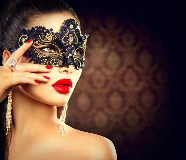 Femme portant un masque de mascarade — Photo