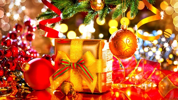 Árbol de Navidad decorado con regalos. —  Fotos de Stock