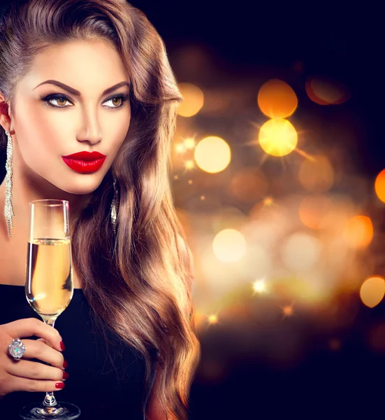 Девушка с бокалом шампанского — стоковое фото