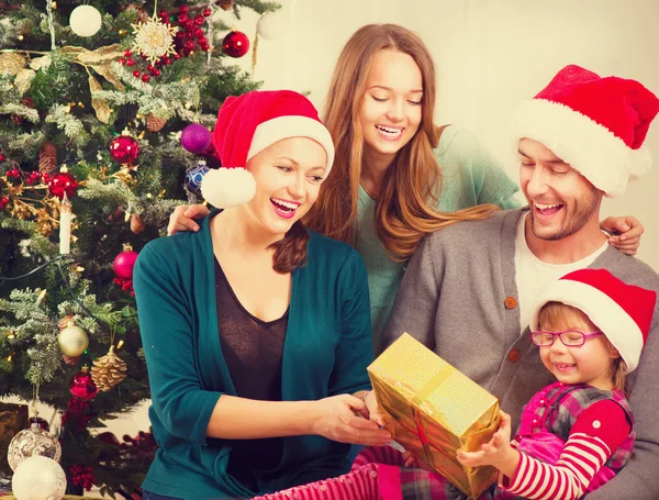 Kerstmis gezin met kinderen — Stockfoto