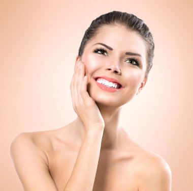 Kız onun yüzüne dokunmak