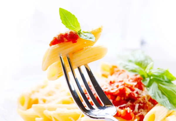 Penne pasta met bolognese saus — Stockfoto