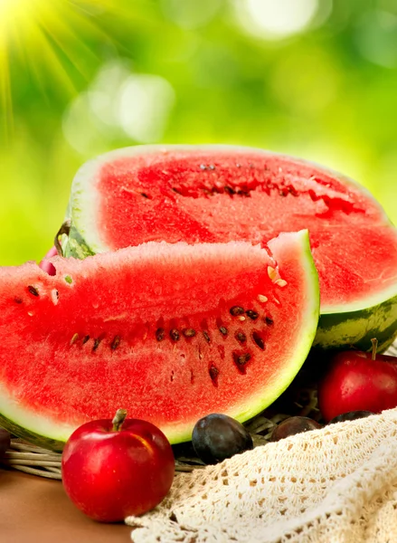 Saftige reife Bio-Wassermelone — Stockfoto