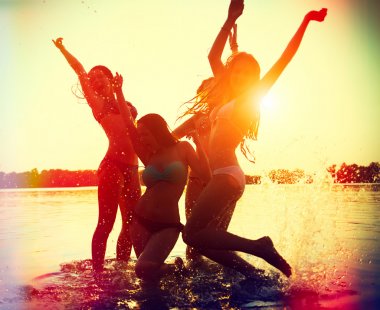 Genç kızlar suda eğlenmek